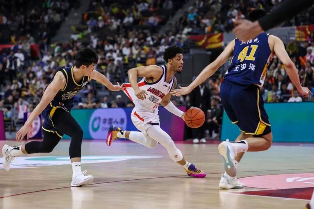 今夜欧超杯焦点战；广州队绝杀压哨；球迷炸锅；细节决定成败的简单介绍