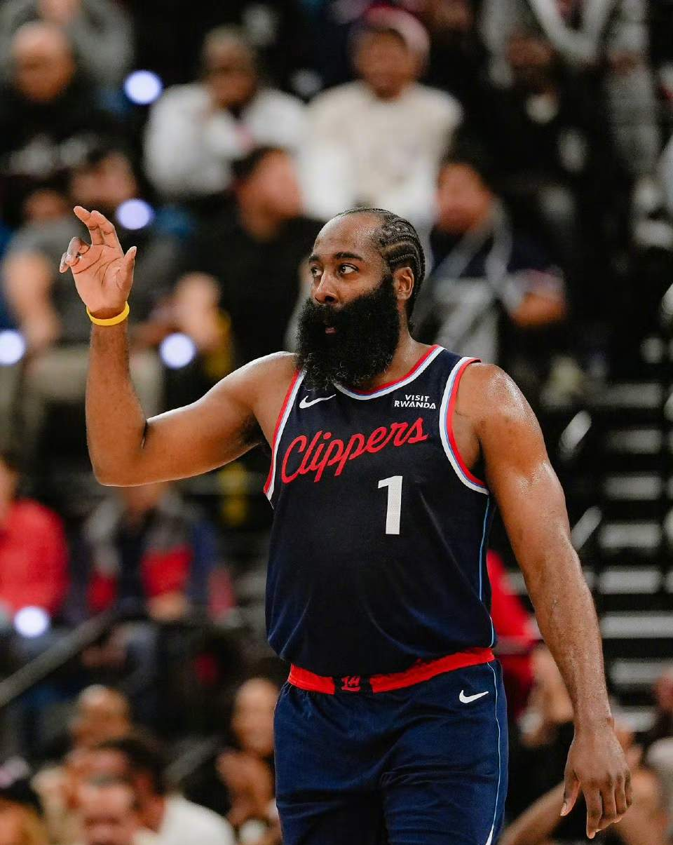 转会期洛杉矶快船调整名单以备NBA常规赛，门线救险环节打磨，悬念犹存，轮换策略成焦点的简单介绍