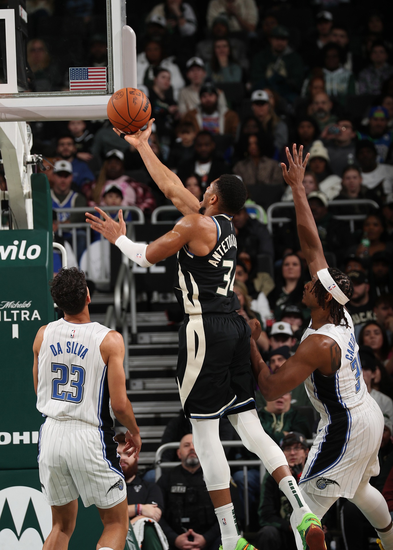 包含清晨体能课后；密尔沃基雄鹿扳平良机备战NBA常规赛；更衣室稳定；赛程密集仍需轮换的词条